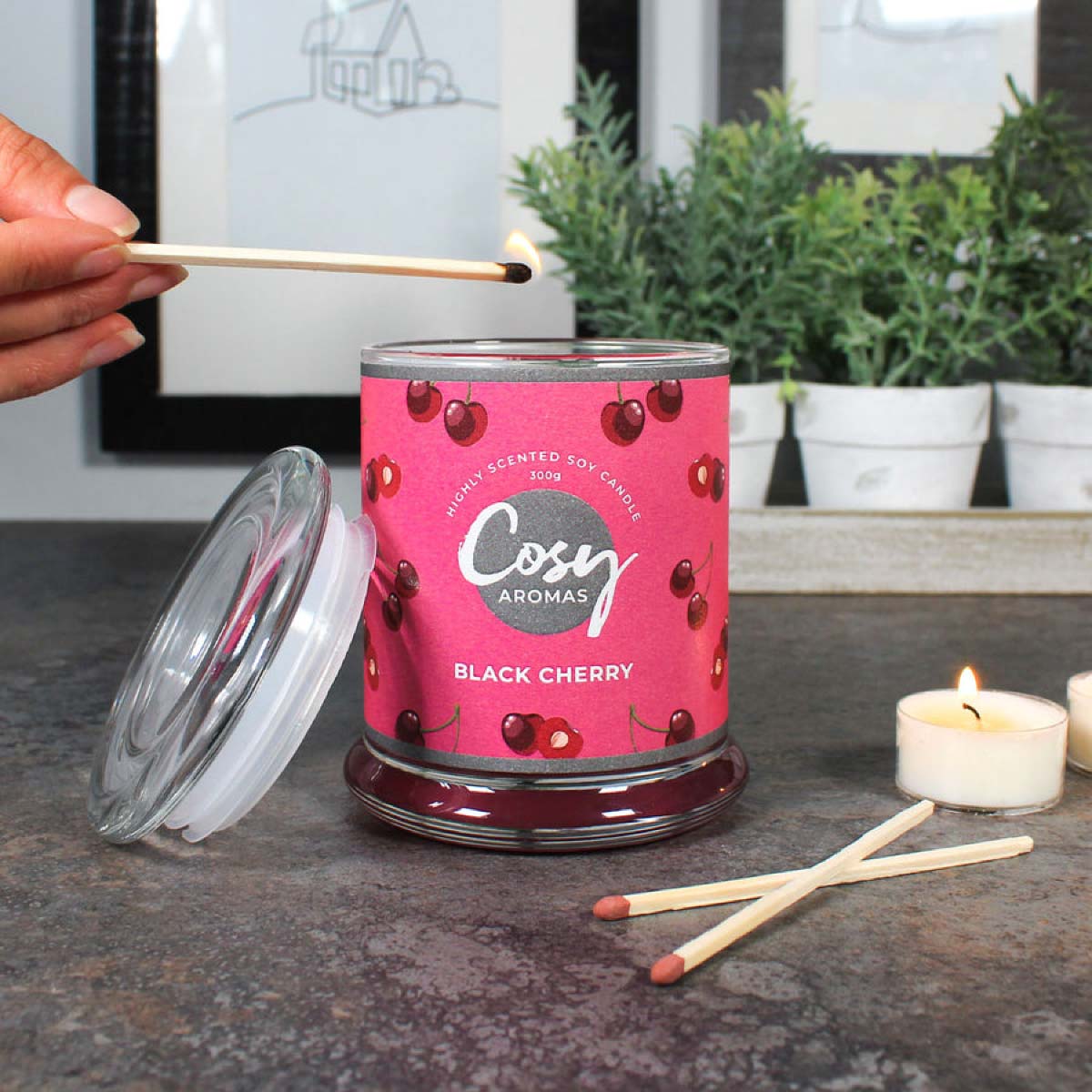 Black Cherry Jar Candle 240g von Cosy Aromas